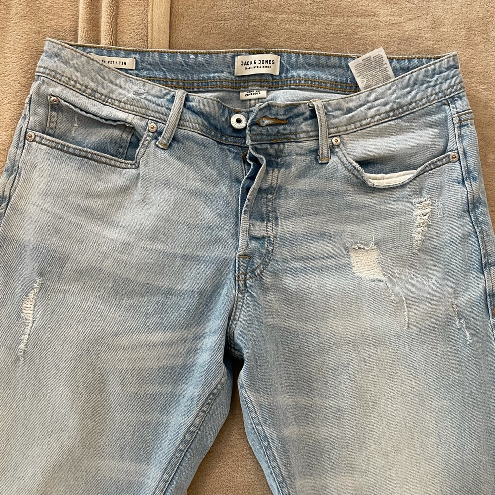 Jack and Jones - Light Wash Ripped Jeans